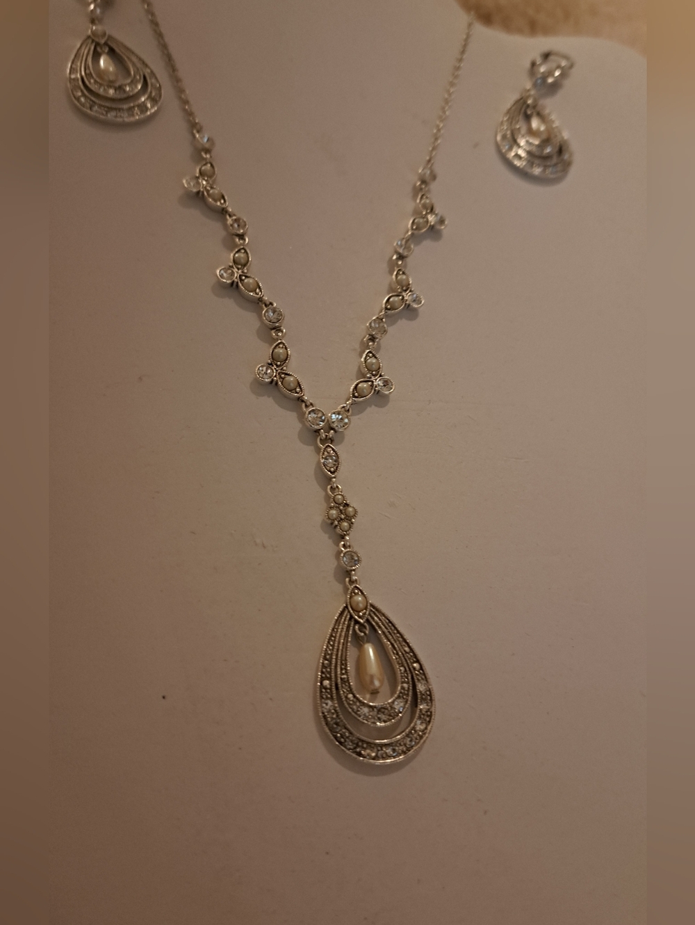 Elegant Silver and Pearl Necklace and Earring g Set